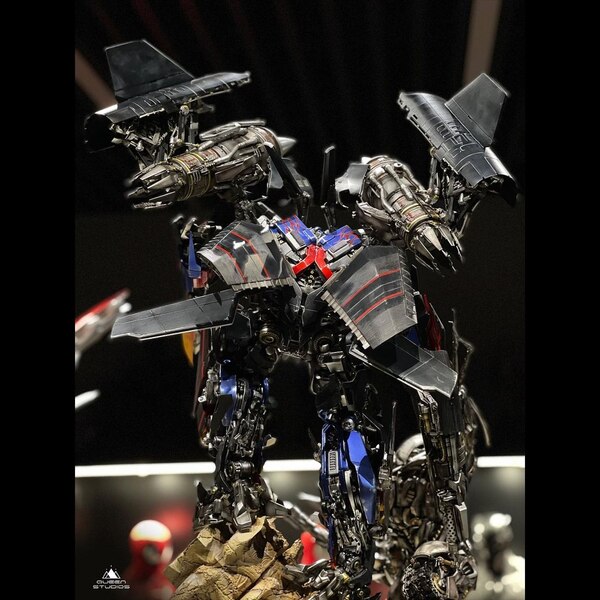 Queen Studios ROTF Jetwing Optimus Prime Vs Megatron Diorama Colored Image  (2 of 10)